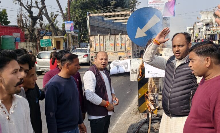 लालकुआं में भाजपा का उग्र प्रदर्शन, एआई समिट विवाद पर राहुल गांधी का पुतला दहन